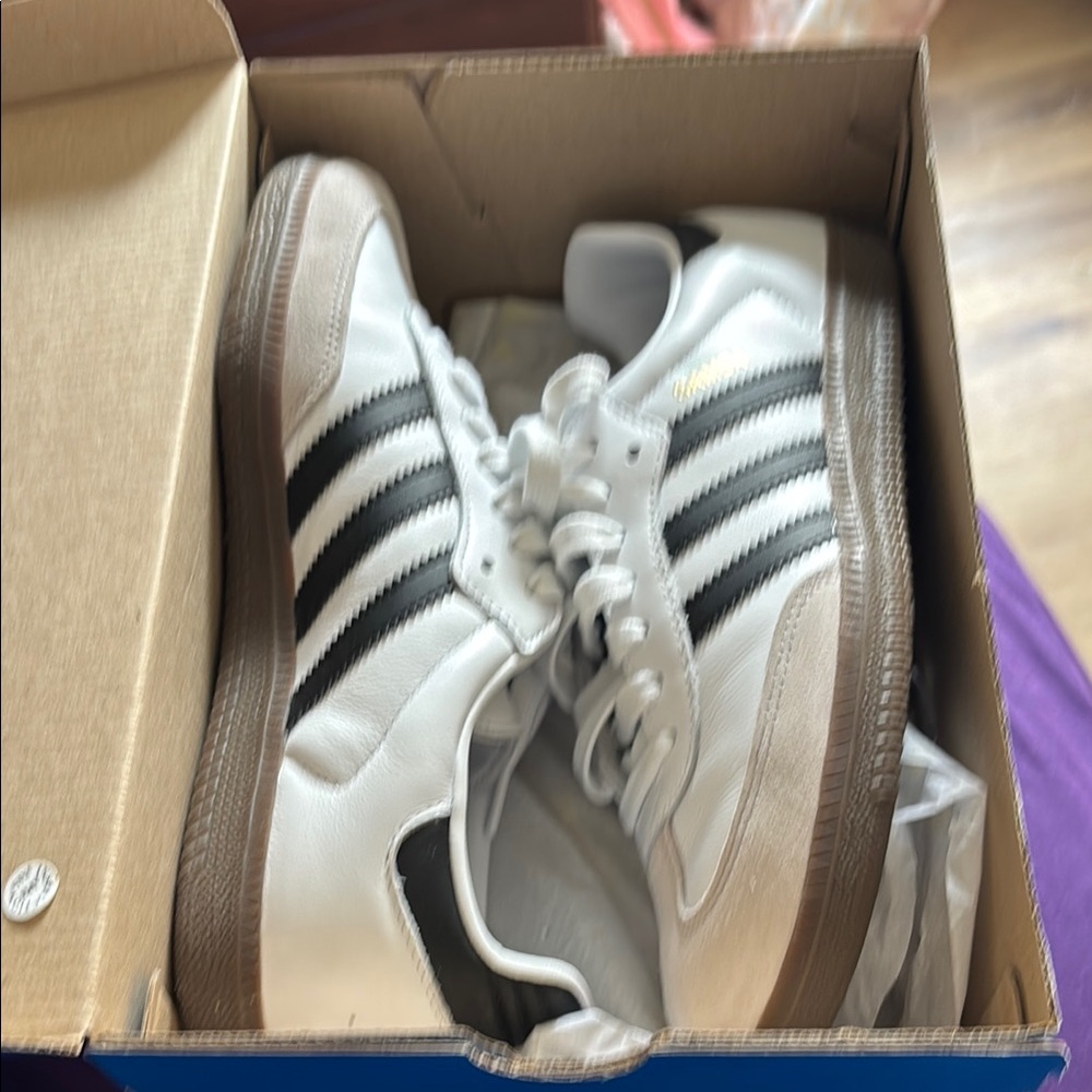 Adidas Classic White and Black Shoes - Picture 8 of 9